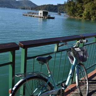 Stará rybářská obydlí jsou dnes spíš připomínkou starých časů, kdy se místní živili rybolovem,  jezero Slunce a měsíce, Taiwan.