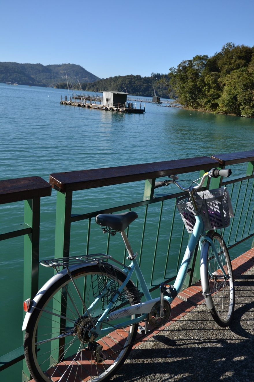 Stará rybářská obydlí jsou dnes spíš připomínkou starých časů, kdy se místní živili rybolovem,  jezero Slunce a měsíce, Taiwan.