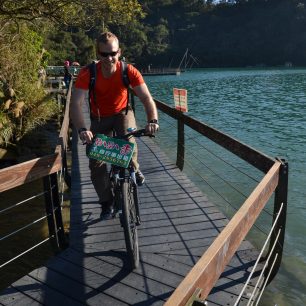 Stezky pro pěší a cyklisty často vedou přímo nad hladinou,  jezero Slunce a měsíce, Taiwan.