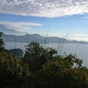 Výhledy na jezero s pagodou na okolním kopci,  jezero Slunce a měsíce, Taiwan.