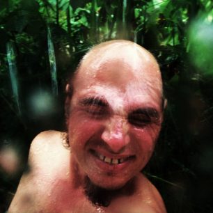 Využívám tropického lijáku ke příjemnému osprchování. Stačí si stoupnout pod okap a najednou se člověk cítí jak ve vaně vířívce. Aneb dobrodružný život na ekvádorské farmě. Ekvádor