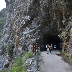 Cesta skrz osm tunelů vede až k vodopádu Baiyang.