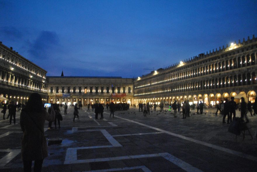 Navštívit Piazza San Marco se kvůli nasvícení vyplatí navečer