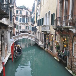 Podobných kamenných mostků je v Benátkách kolem 400.
