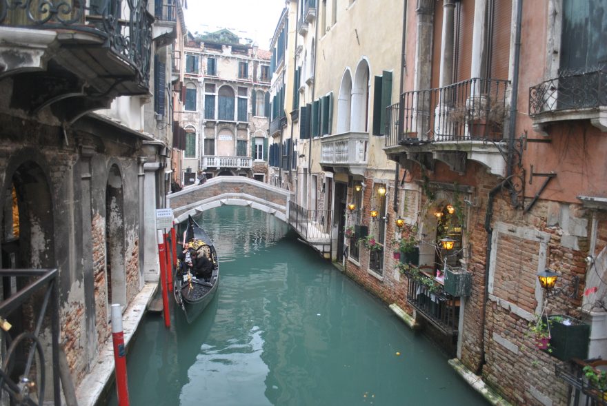 Podobných kamenných mostků je v Benátkách kolem 400.