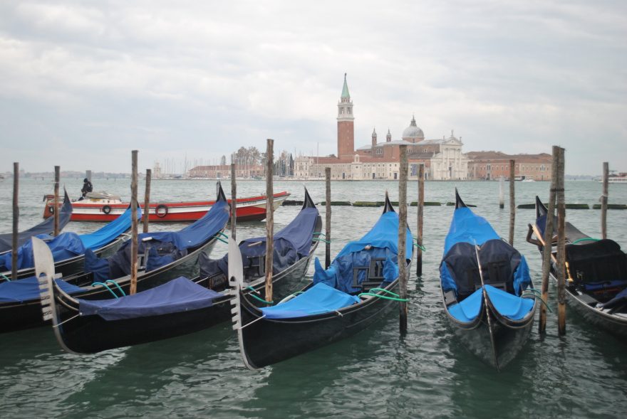 Benátky jsou doslova vystaveni na kůlech. Hnilobného zápachu na podzim se obávat nemusíte, Itálie