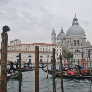 Jeden z mnoha pohledů na Basillica di Santa Maria della Salute skrytá za všudypřítomnými kůly, Itálie