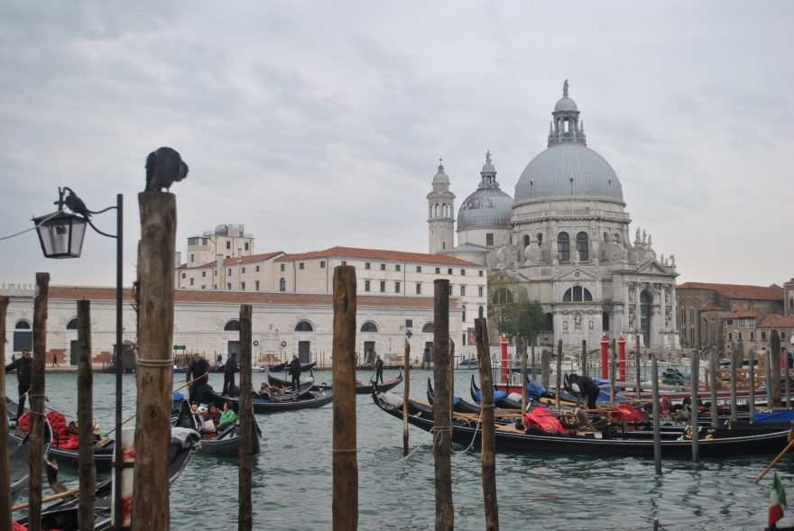 Jeden z mnoha pohledů na Basillica di Santa Maria della Salute skrytá za všudypřítomnými kůly, Itálie