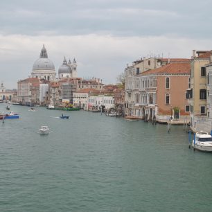 Malebný výhled na moře z mostu Ponte dell’Accademia, Itálie