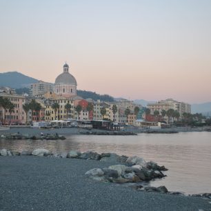 Pohled na město od mořské hladiny, Janov, Itálie