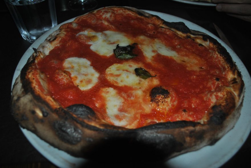Neapolská pizza s mozzarellou di bufallo, Itálie