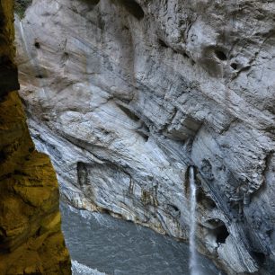 Mramorové stěny soutěsky z Vlaštovčí jeskyně, Taroko, Taiwan.