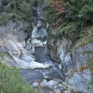 Mramorové stěny tu po staletí modelovala voda, Taroko, Taiwan.