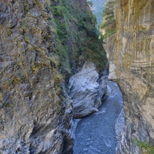 Některé úseky soutěsky jsou úzké jen prá desítek metrů, Taroko, Taiwan.