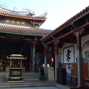 Bohatě zdobený chrám bohyně Ma-cu, Tainan, Taiwan.