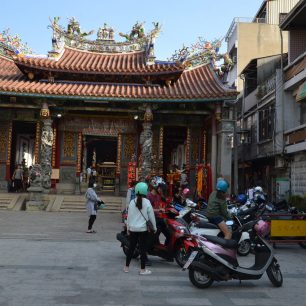 Chrám bohyně Ma-cu v Tainanu a nejčastější dopravní prostředek ve městě - skútr, Taiwan.