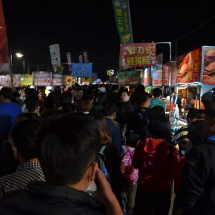 Noční trh Flower Nicht Market o sobotách praská ve švech, Tainan, Taiwan.