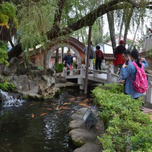 Parky s jezírky a zlatými rybkami často obklopují chrámy, Tainan, Taiwan.