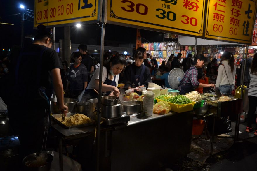 Pokud nechcete příliš experimentovat, nudle se zeleninou a masem jsou celkem jistota dobré večeře, Tainan, Taiwan.