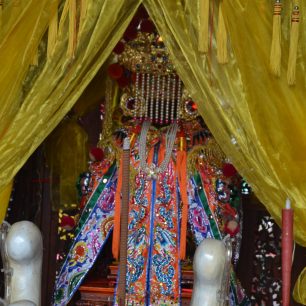 Socha bohyně Ma-cu má zpravidla před obličejem závoj z korálků, Tainan, Taiwan.