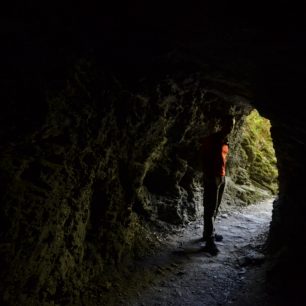 Stará hehuanská horská stezka procházela i tunely - tenhle je úplně původní, Taroko, Taiwan.