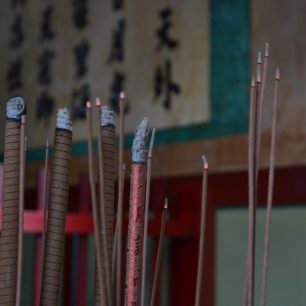 Vůně vonných tyčinek se line celým chrámovým komplexem. Po pronesení motbiteb je věřící umisťují do kadidelnic chrámu, Tainan, Taiwan.