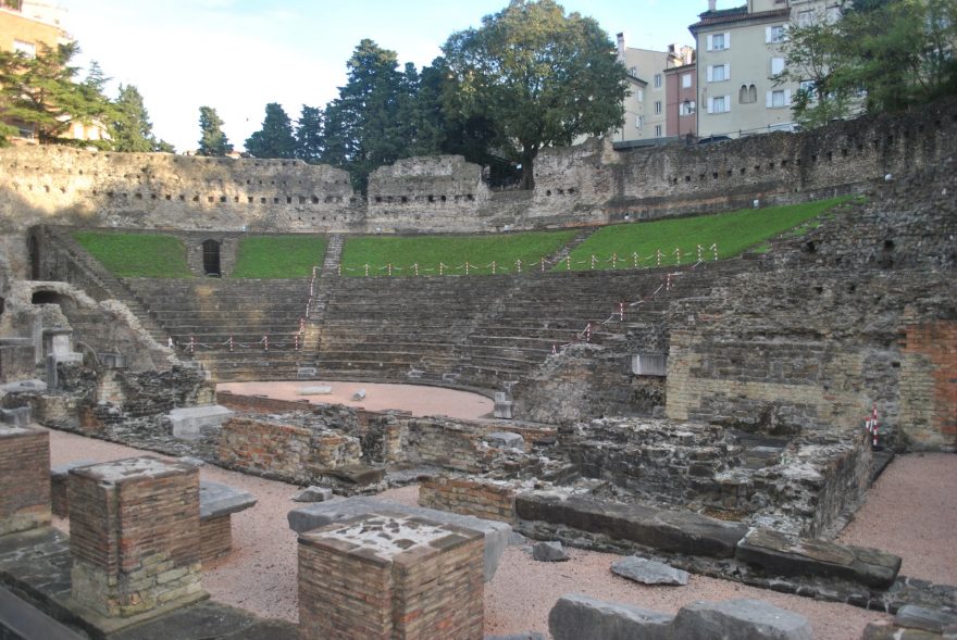 Zbytek zachovalého římské amfiteátru se nalézá přímo u centra, Itálie