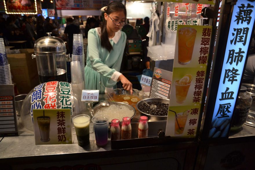 Vynálezem Taiwanců je bubble tea, podávají ho tu na sto způsobů, Tainan, Taiwan.