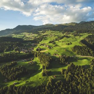 Horské louky focené dronem, Švýcarsko