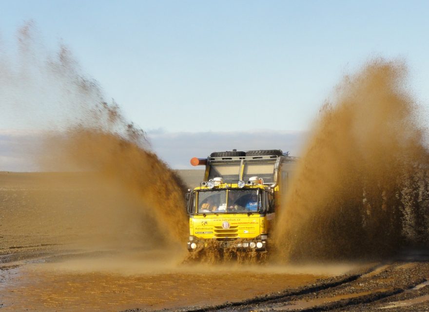 Průjezd louží, drsné silnice, Island