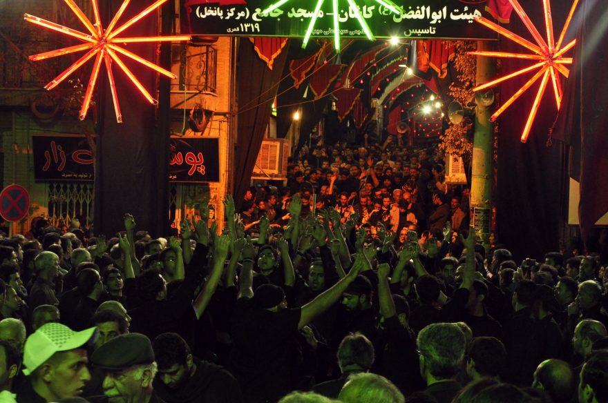 na svátky Ašura se konají smuteční průvody se žalozpěvy za Imama Husejna, idolu asi všech Íránců, Írán