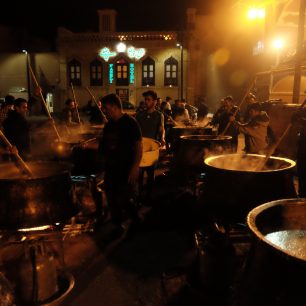 Při některých náboženských slavnostech se vaří jídlo přímo na ulici, Írán