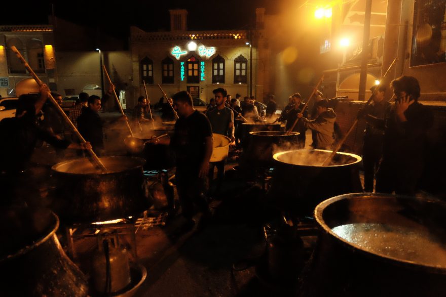 Při některých náboženských slavnostech se vaří jídlo přímo na ulici, Írán