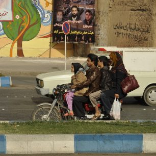 Na jednu motorku se vejde klidně i jedna celá íránská rodina, Írán