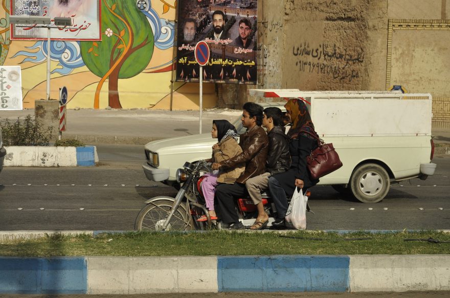 Na jednu motorku se vejde klidně i jedna celá íránská rodina, Írán
