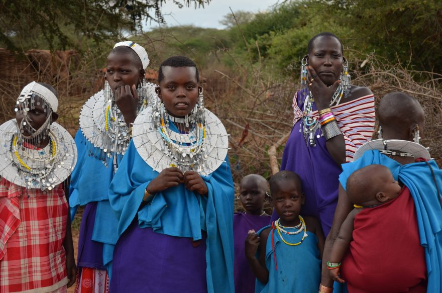 Masajské ženy v tradičním oděvu a s tradičními šperky, Tanzánie