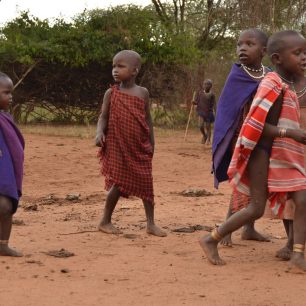 Masajské děti jsou vychovávány k tradicím, Tanzánie