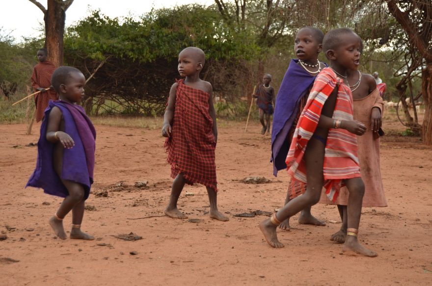Masajské děti jsou vychovávány k tradicím, Tanzánie