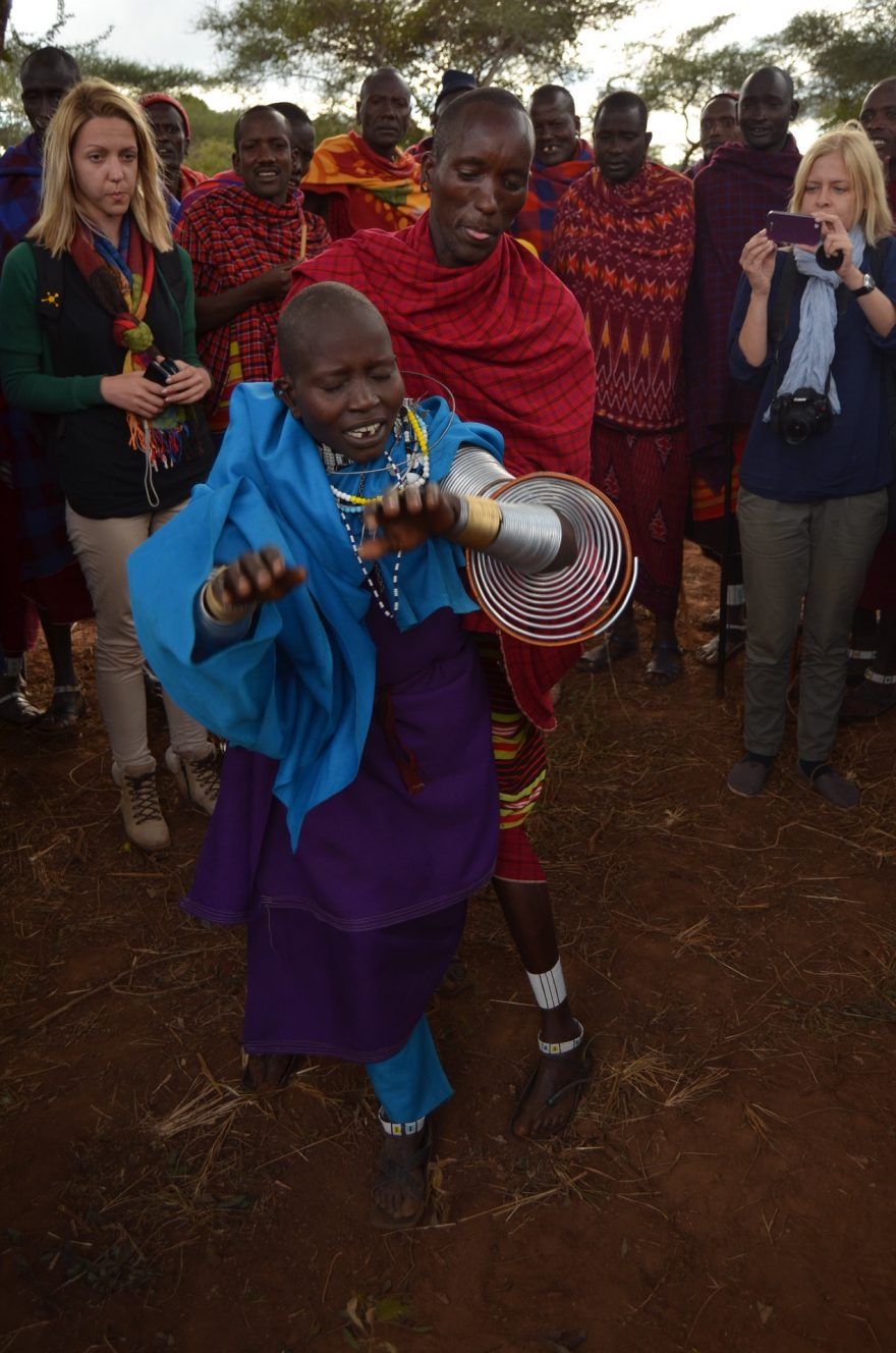 Masajové se při rituálech často dostanou do transu, Tanzánie