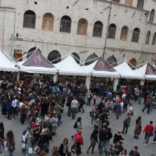 Stánky festivalu zaplní město, Perugia, Itálie