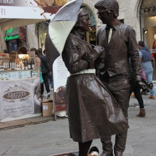 Čokoládové sochy neničí vandalové, ale mlsouni, Perugia, Itálie