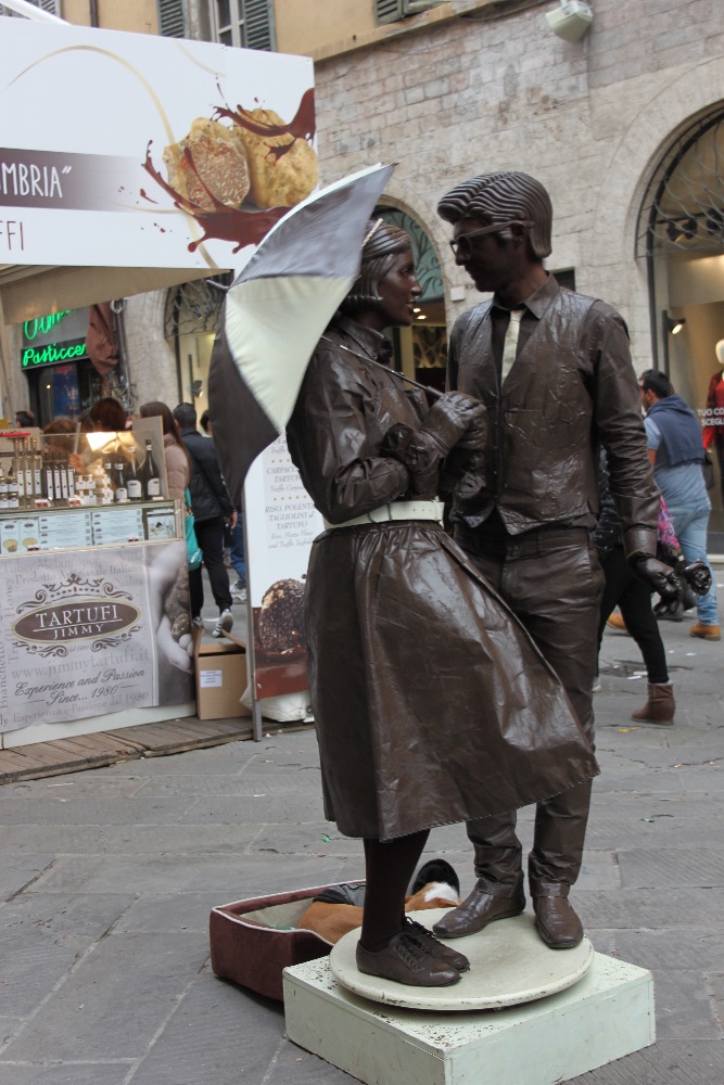 Čokoládové sochy neničí vandalové, ale mlsouni, Perugia, Itálie