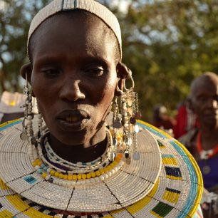Masajka s tradičními šperky, Tanzánie