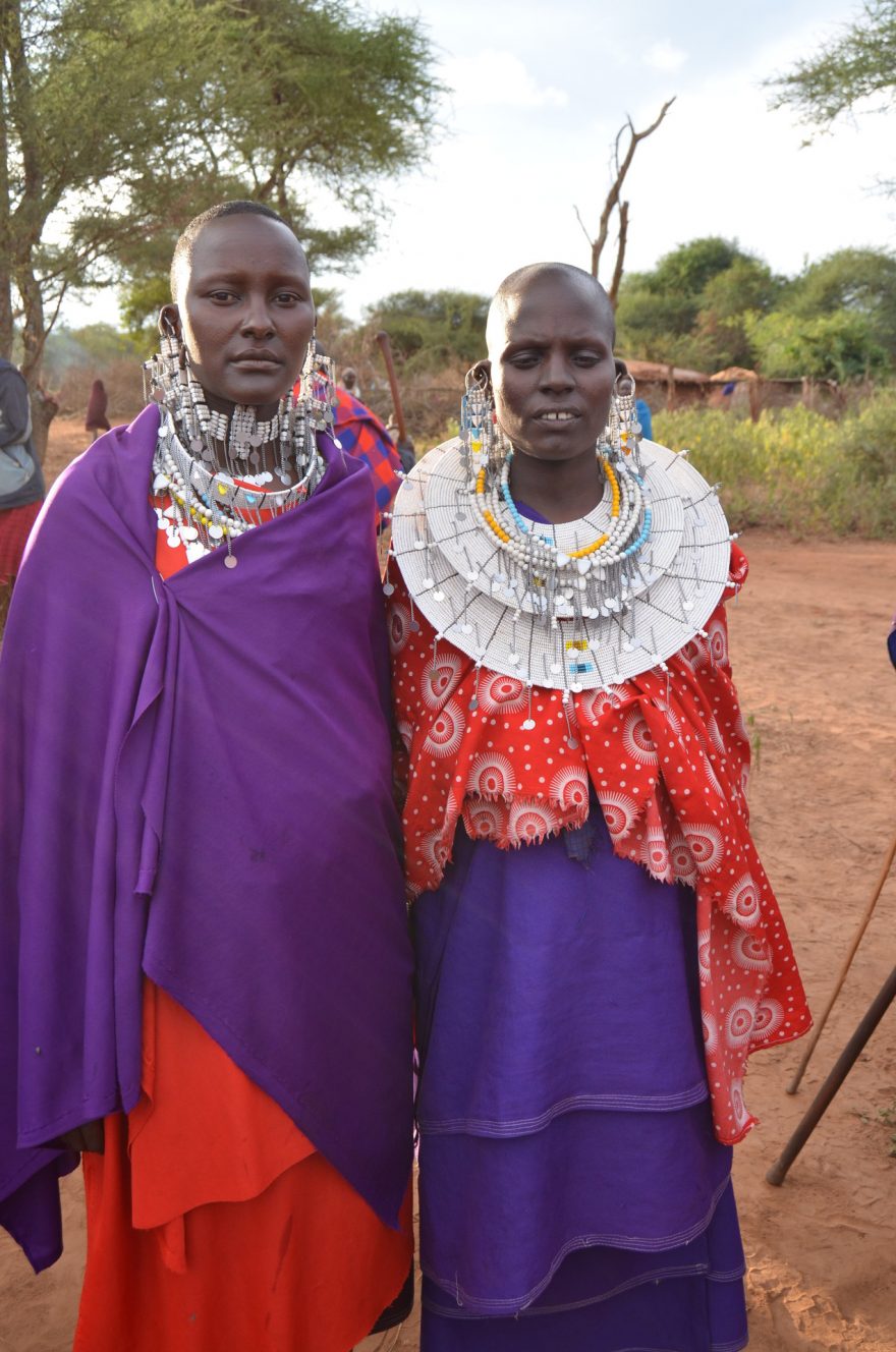 Tradiční oděv je velmi barevný, Tanzánie