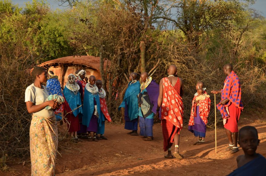 Příjezd do masajské vesnice, Tanzánie