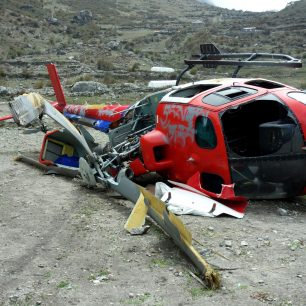 Bohužel, i nehody vrtulníkům se občas stávají, Nepáll
