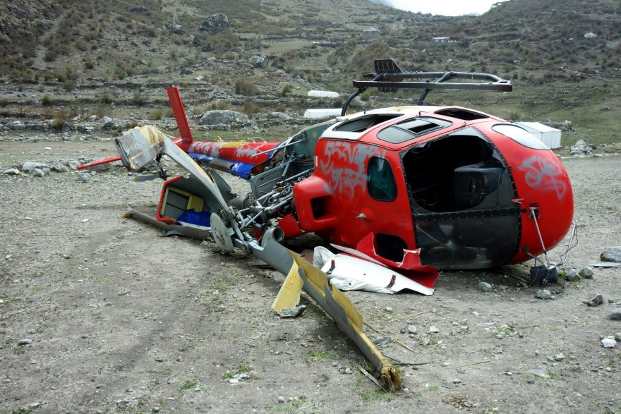 Bohužel, i nehody vrtulníkům se občas stávají, Nepáll