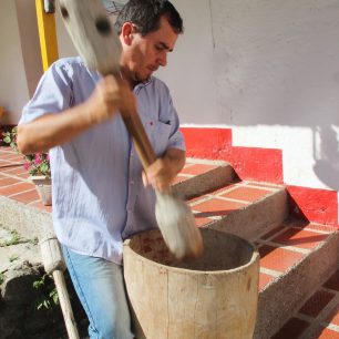 Eugenio odděluje slupku od zrnek tradičním způsobem, Minca, Kolumbie