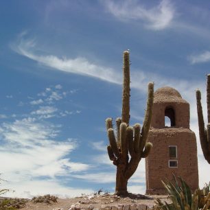 Typický jihoamerický obrázek - vyprahlá krajina a kaktusy, Argentina