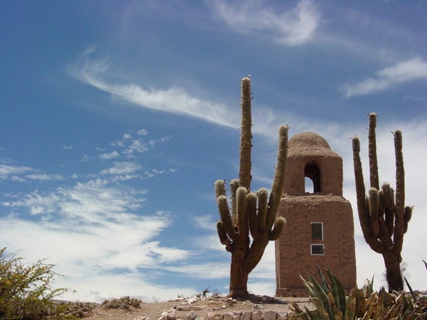 Typický jihoamerický obrázek - vyprahlá krajina a kaktusy, Argentina